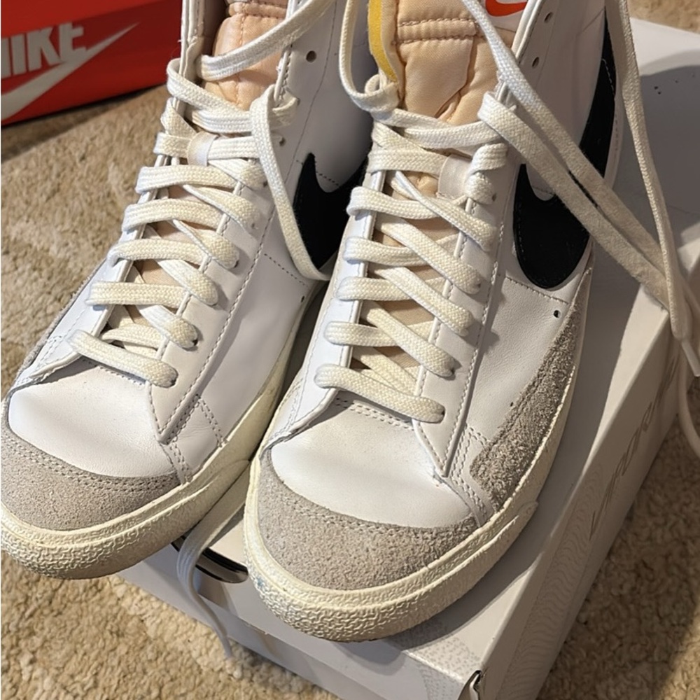 Nike White and Black Sneakers